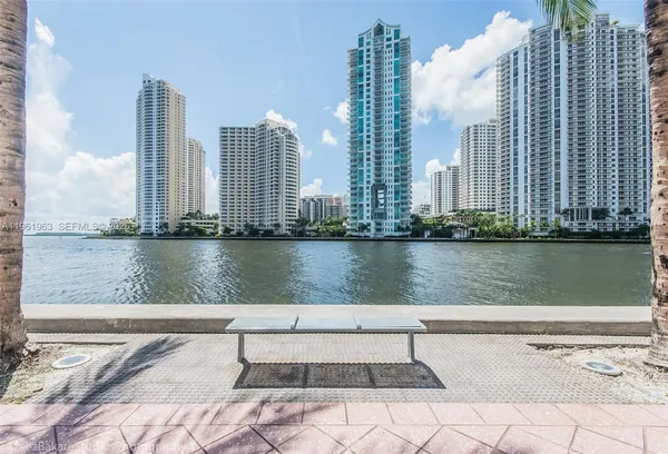 $3,000 | 335 South Biscayne Boulevard, Unit 3210, Miami, FL 33131