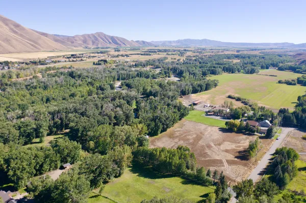 $3,500,000 | 113-117 Lower Broadford Road, Bellevue, ID 83313