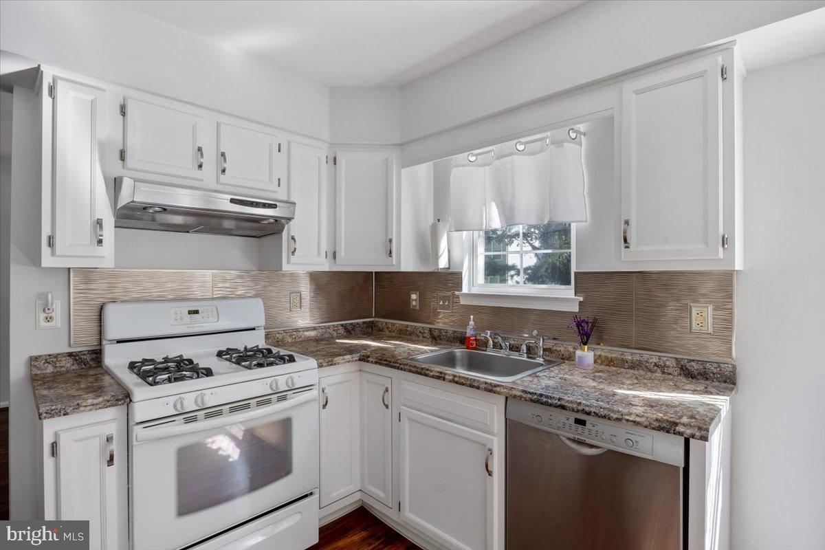25 Country Club Road Pine Hill, NJ 08021 - Photo 6 of 40 a kitchen with granite countertop white cabinets and white appliances