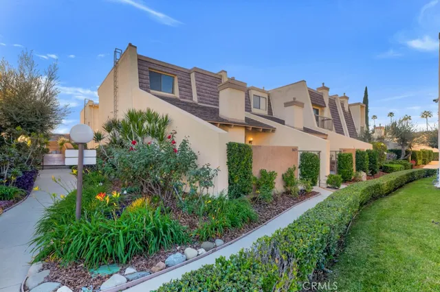 $624,500 | 18423 Collins Street, Unit A, Tarzana, CA 91356