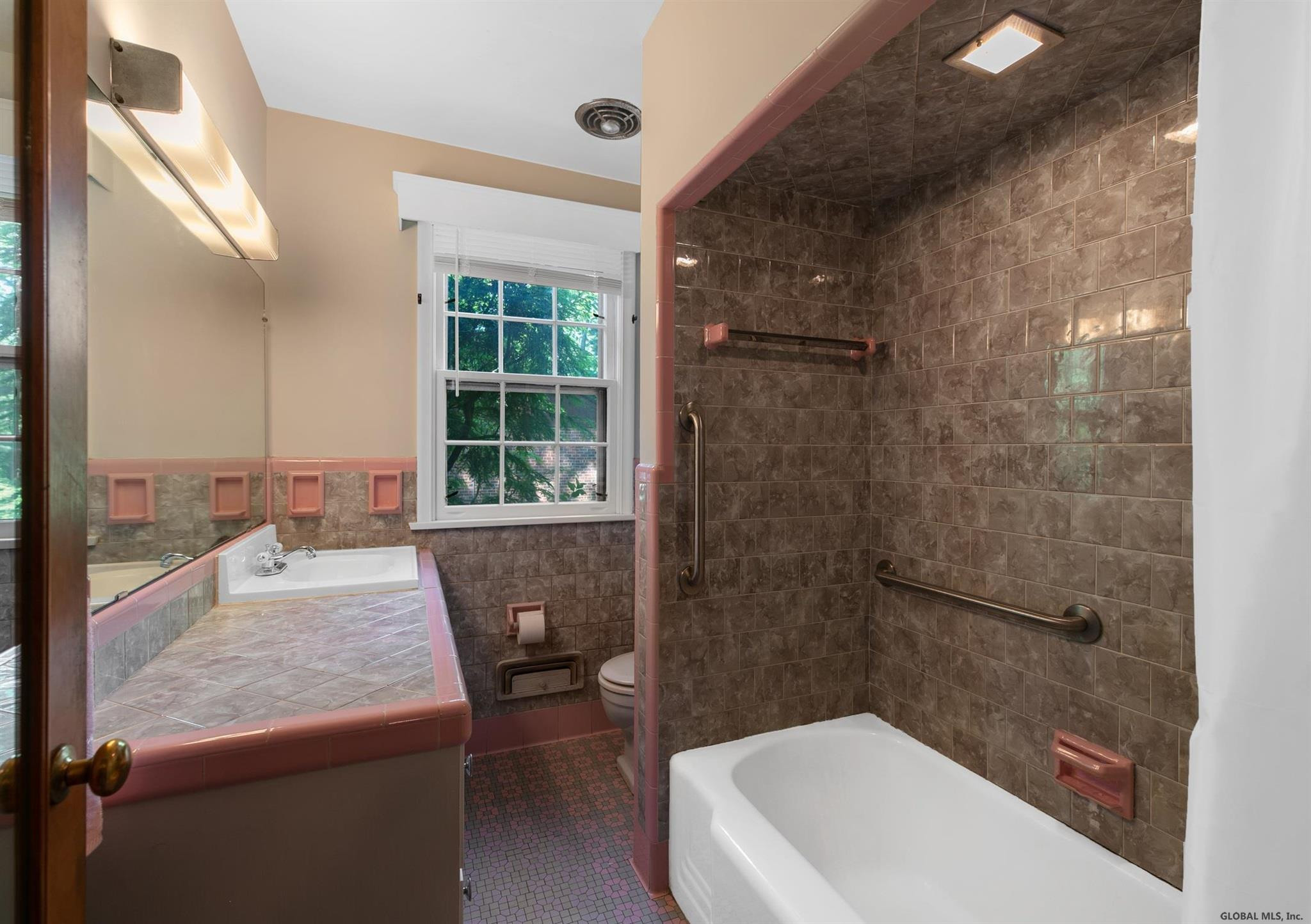 827 Jamaica Road Schenectady, NY 12309 - Photo 18 of 37 Photo 18