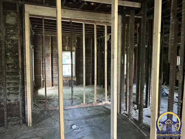 522 Southeast California Avenue Topeka, KS 66607 - Photo 3 of 10