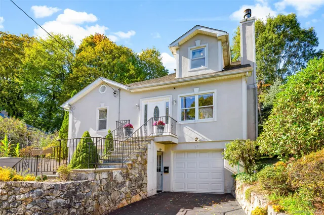 a view of a house with backyard and garden