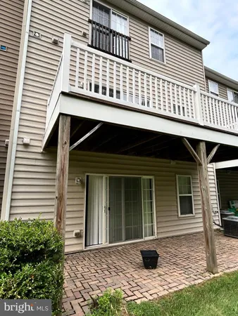 a view of a house with backyard and porch