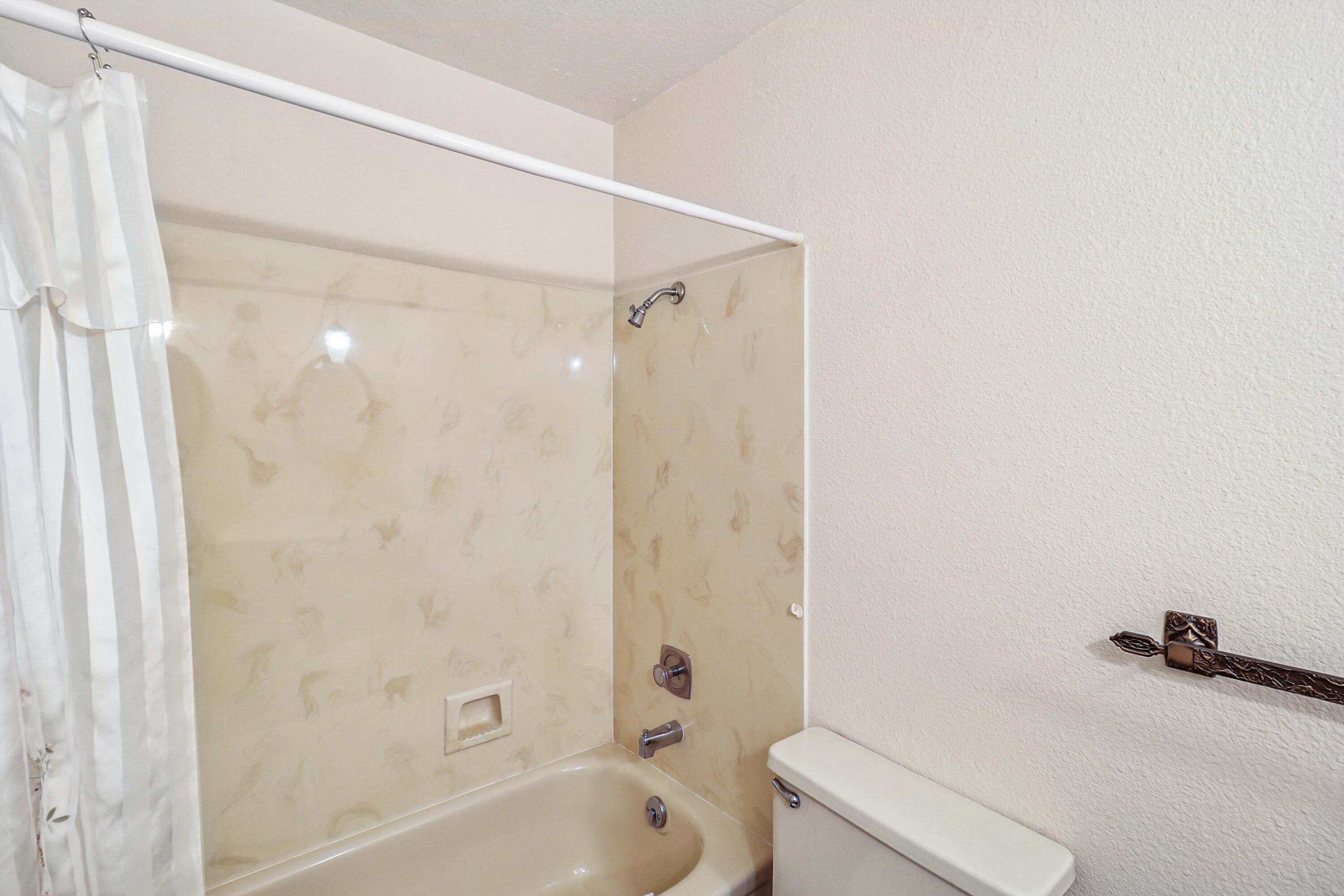 3295 Santa Rosa Way Redding, CA 96003 - Photo 30 of 55 Full Bathroom