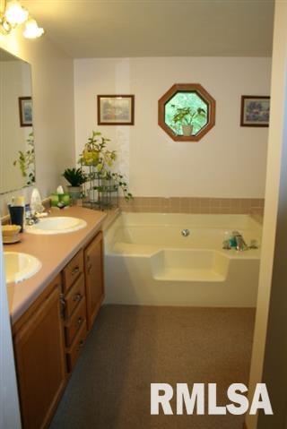 2042 Trader Road Muscatine, IA 52761 - Photo 6 of 10 Gallery Image 6