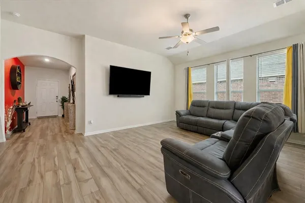 $325,000 | 909 South 1st Street, Sanger, TX 76266