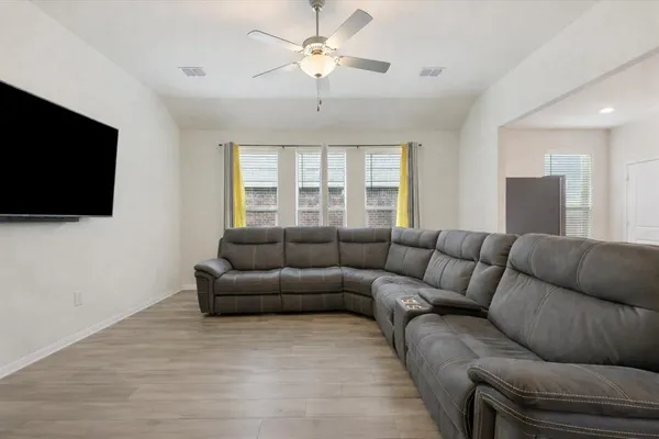 $325,000 | 909 South 1st Street, Sanger, TX 76266