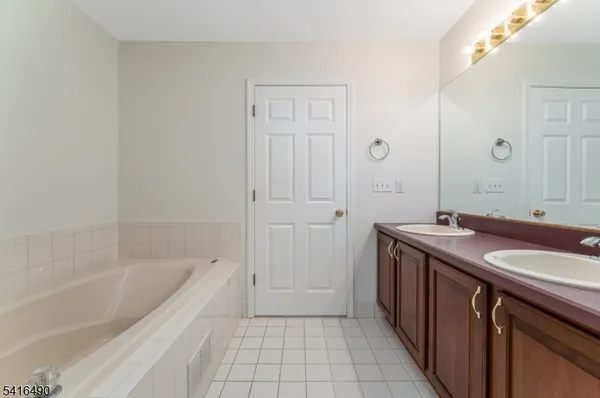 $589,900 | 4 Pinehurst Circle, Annandale, NJ 08801
