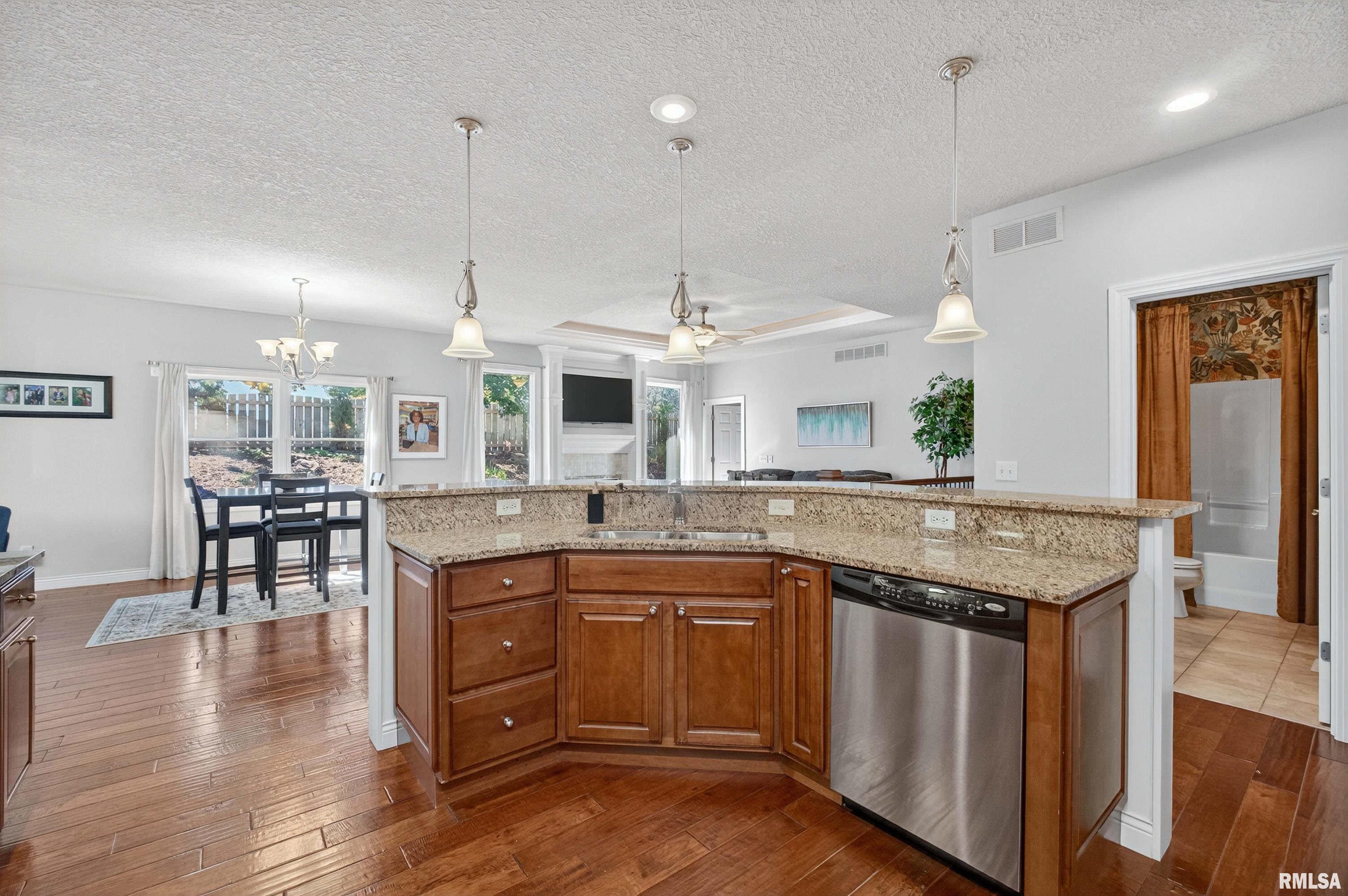 3115 Meridith Way Bettendorf, IA 52722 - Photo 10 of 40 Gallery Image 10