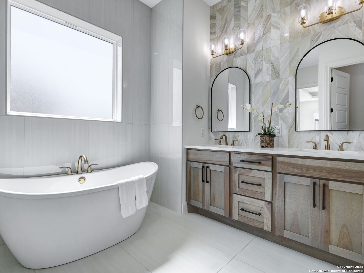 8214 Sierra Hermosa San Antonio, TX 78255 - Photo 39 of 61 a bathroom with a bathtub and a sink