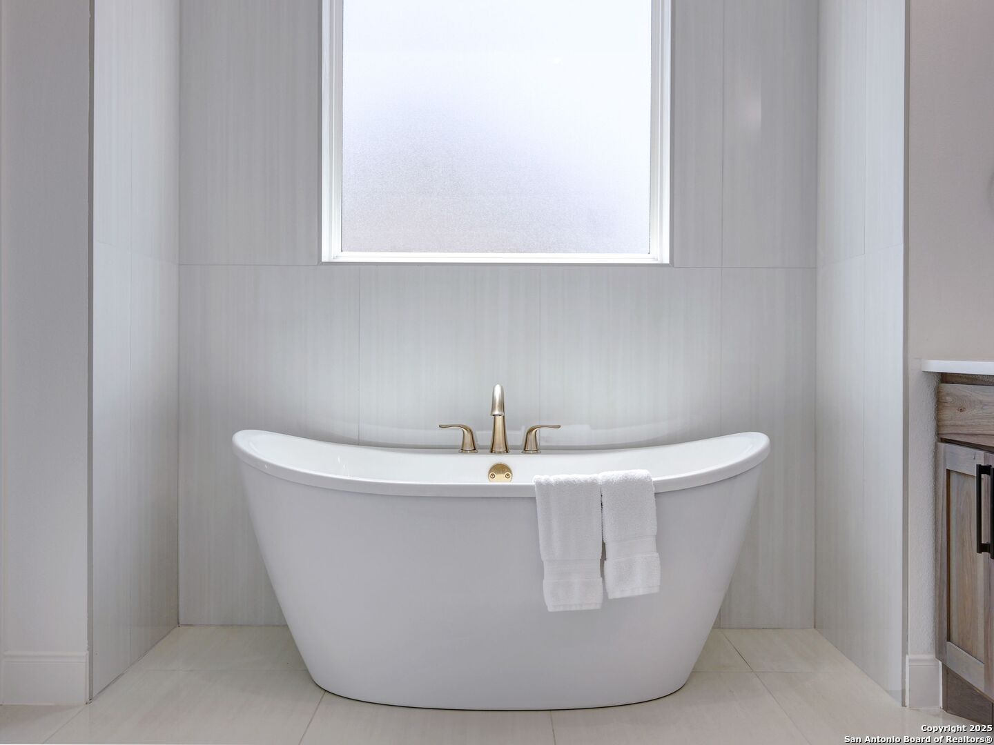 8214 Sierra Hermosa San Antonio, TX 78255 - Photo 40 of 61 a white bath tub sitting in a bathroom