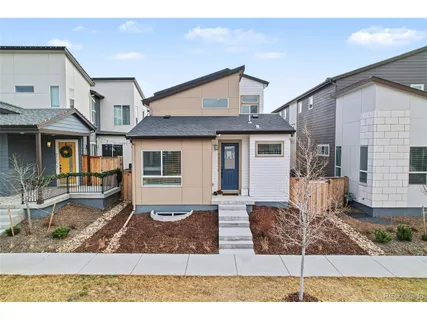 a view of a house with backyard