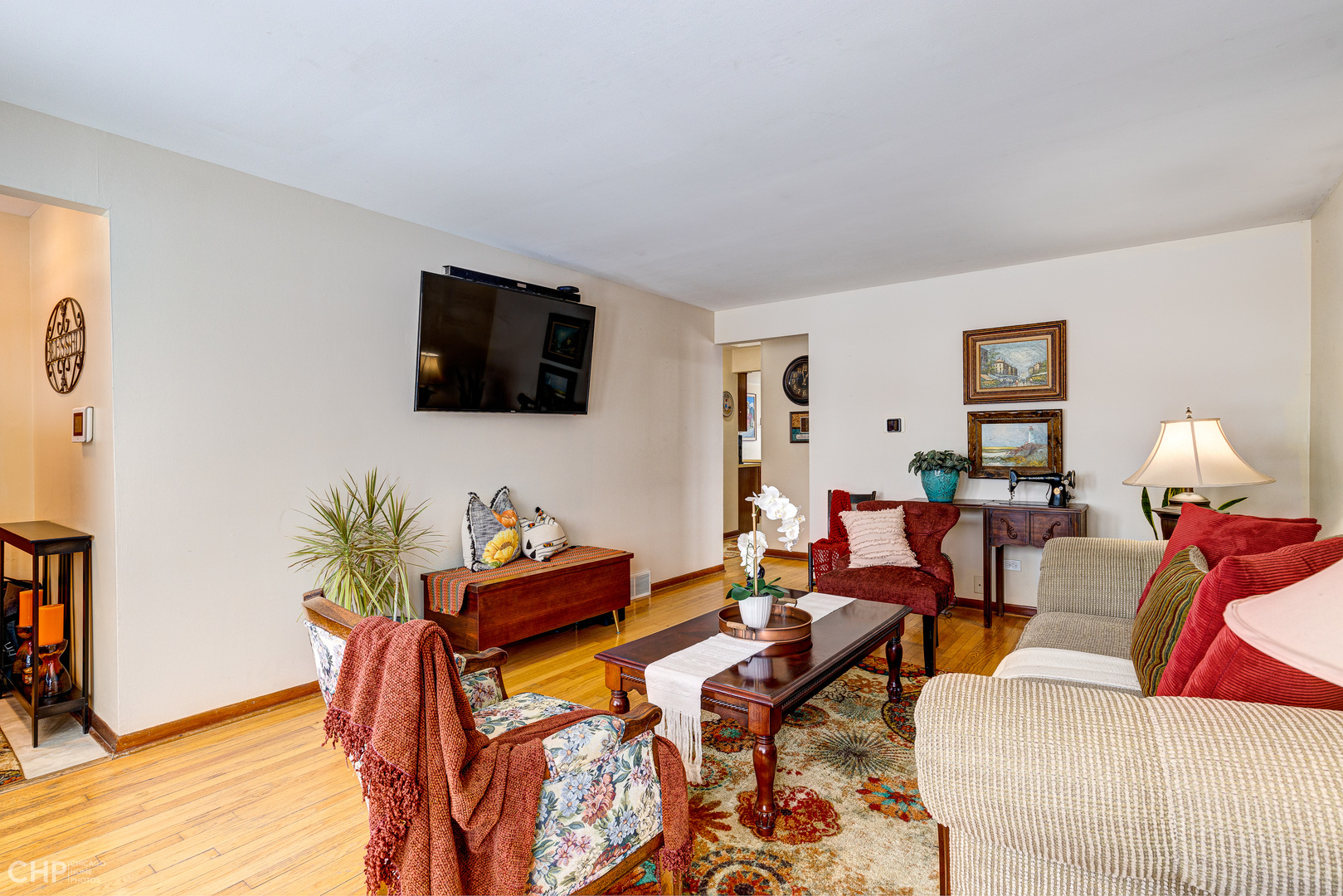 10808 Massasoit Avenue Chicago Ridge, IL 60415 - Photo 5 of 33 a living room with furniture and a flat screen tv