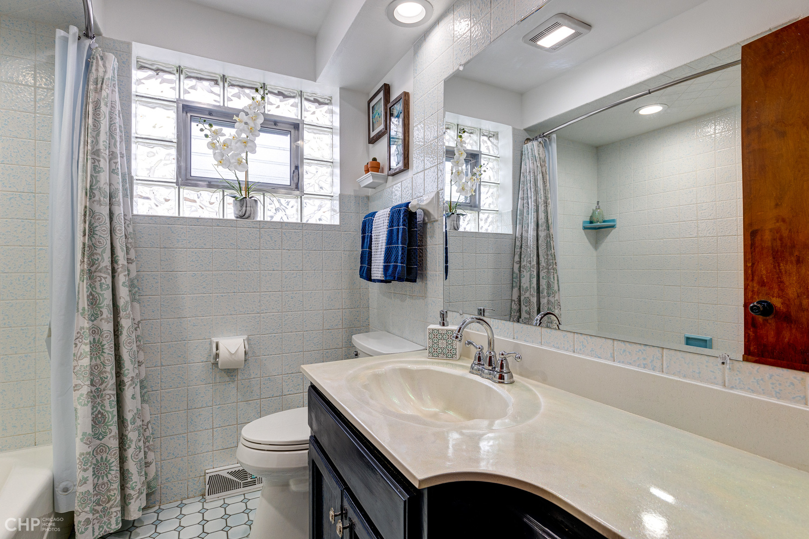 10808 Massasoit Avenue Chicago Ridge, IL 60415 - Photo 8 of 33 a bathroom with a sink toilet and shower
