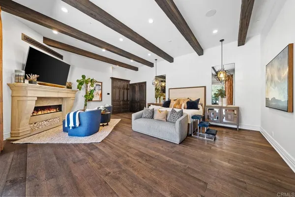 a view of a pathway with a yard