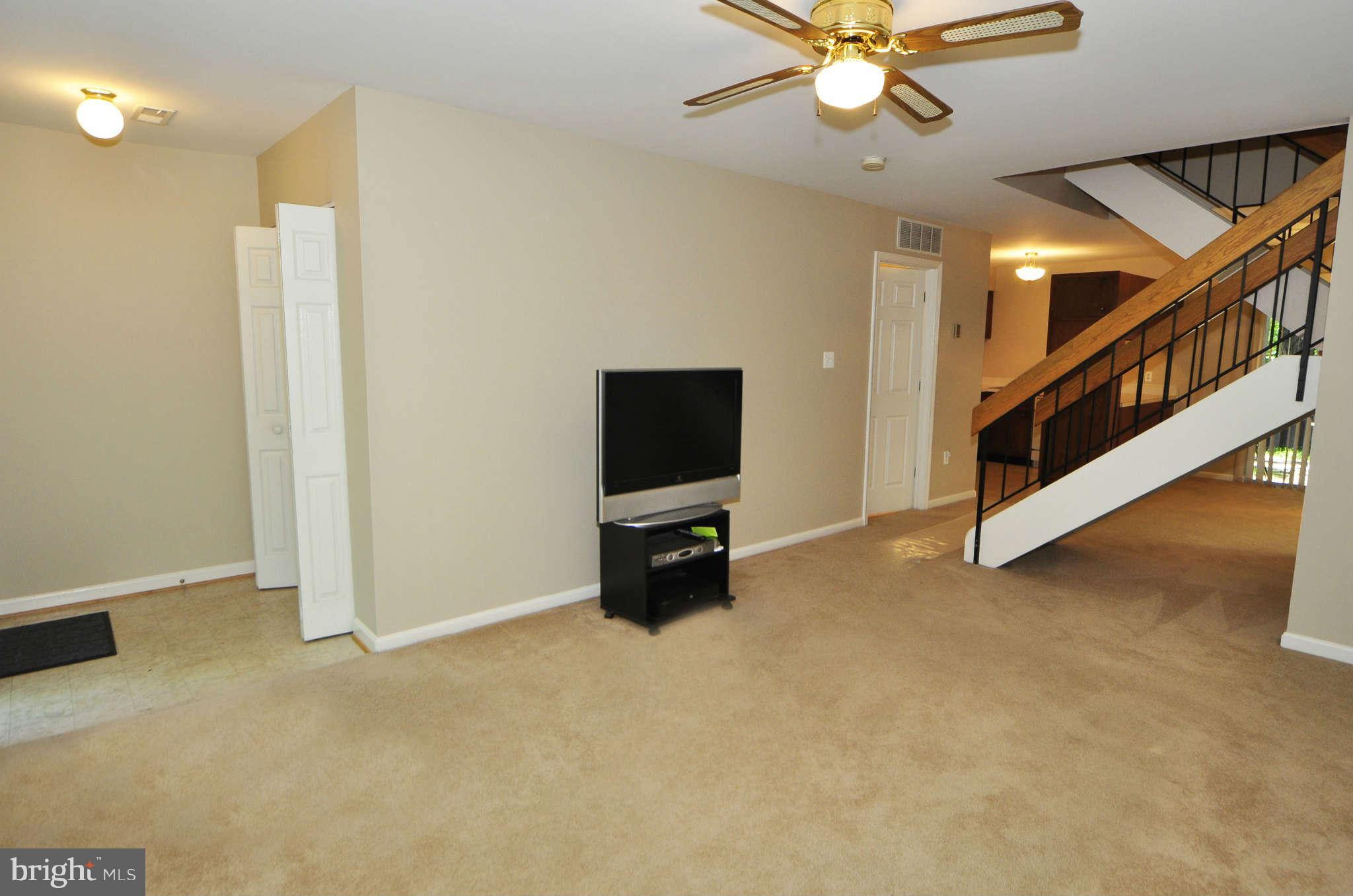 1306 Northgate Square Reston, VA 20190 - Photo 6 of 25 Living Room