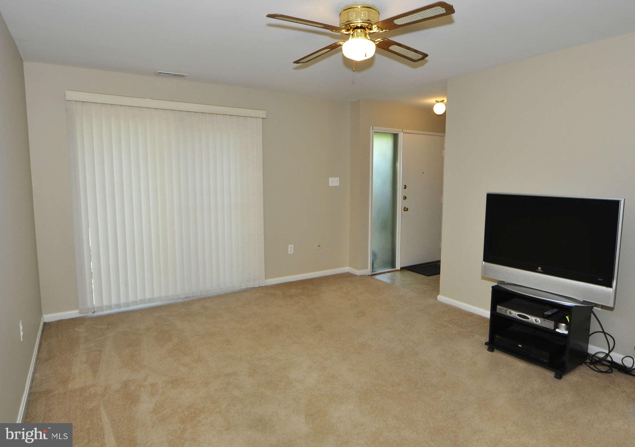 1306 Northgate Square Reston, VA 20190 - Photo 9 of 25 Living Room