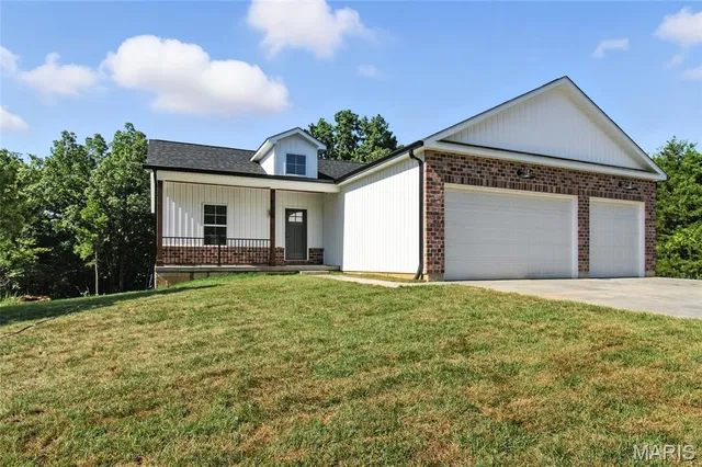 $384,900 | 1650 Brandywine Drive, De Soto, MO 63020
