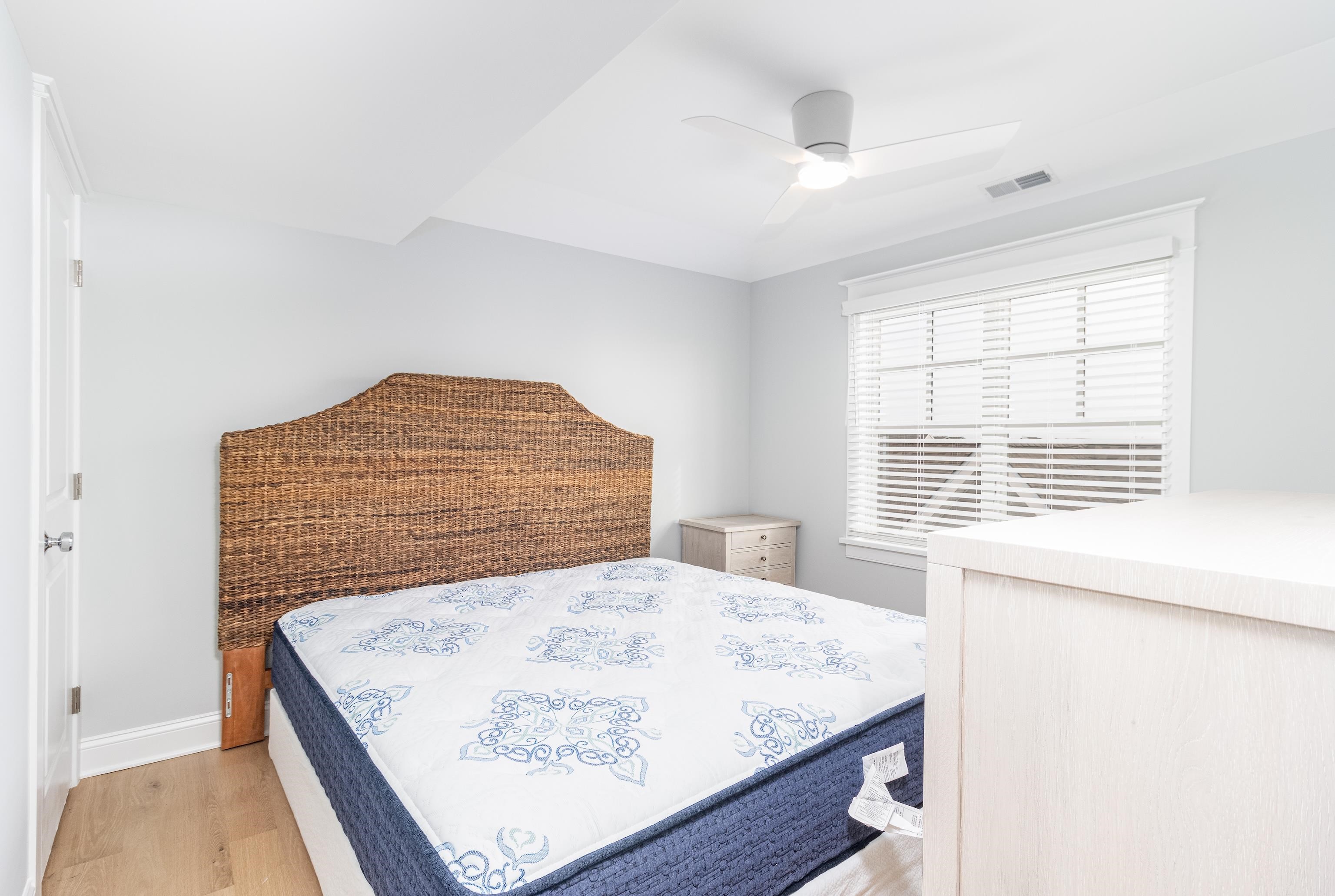 284 33rd, Unit 284 Avalon, NJ 08202 - Photo 18 of 28 a living room with a large window
