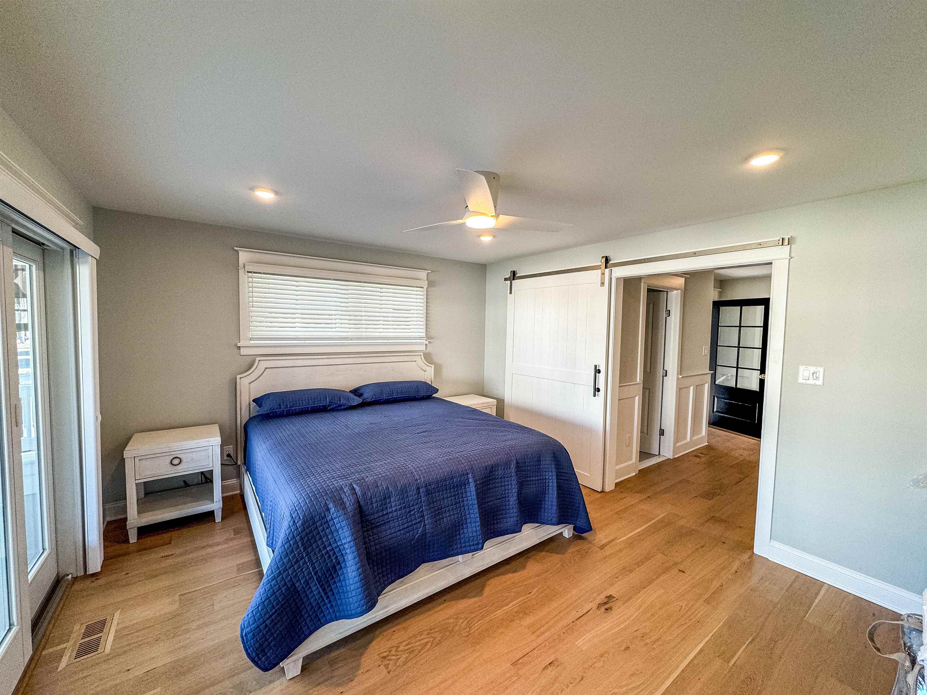 284 33rd, Unit 284 Avalon, NJ 08202 - Photo 5 of 28 a bedroom with a bed and a window