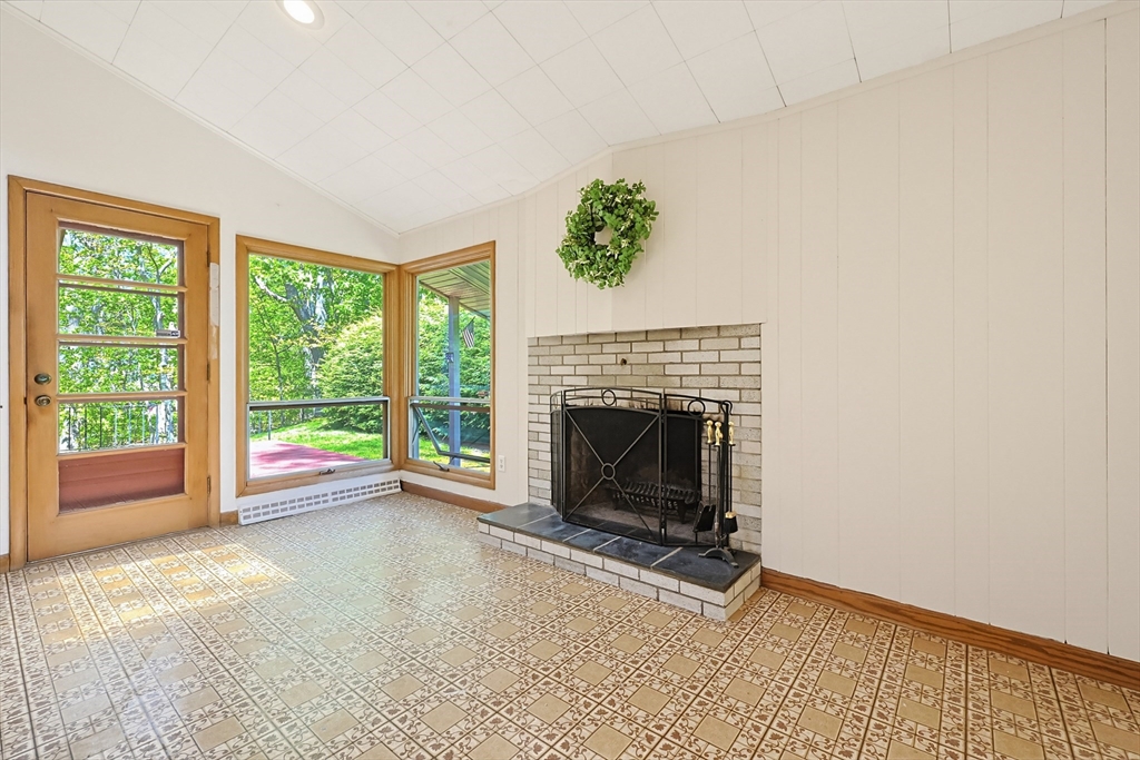 21 Daggett Road Attleboro, MA 02703 - Photo 5 of 39