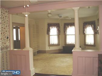 516 Democrat Road Gibbstown, NJ 08027 - Photo 5 of 11 Living Room