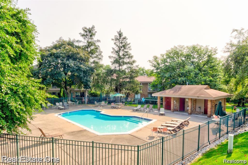 1403 Oakbrook E Drive, Unit 93 Rochester, MI 48307 - Photo 2 of 27