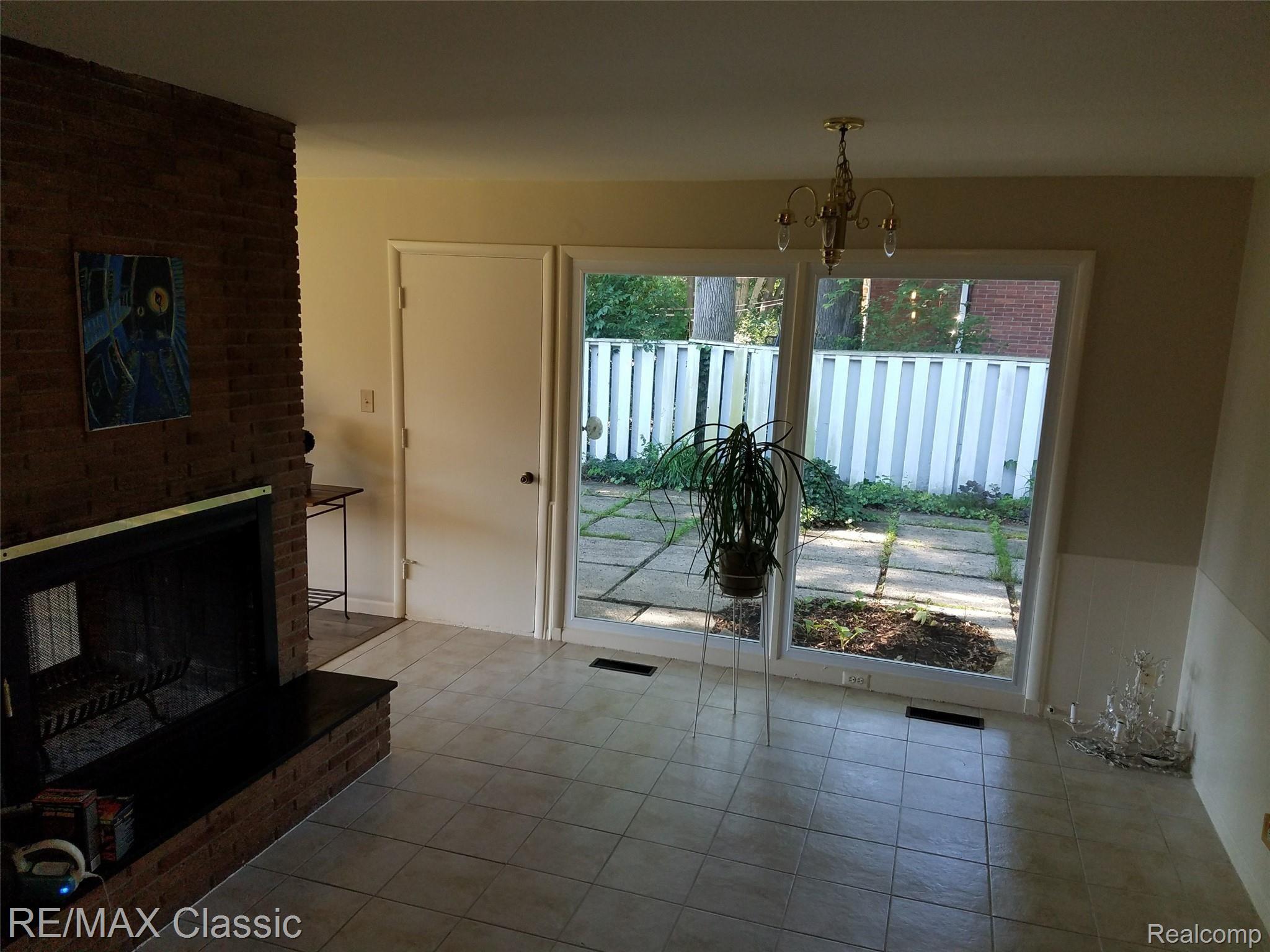 3360 Adams Road Troy, MI 48084 - Photo 10 of 25 3360 eat in space.jpg
