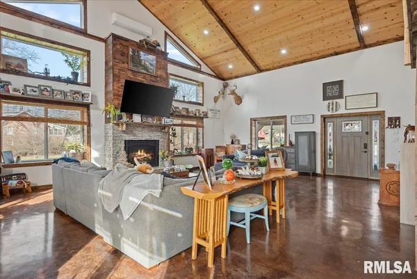 $525,000 | 518 South Anderson Street, Taylorville, IL 62568