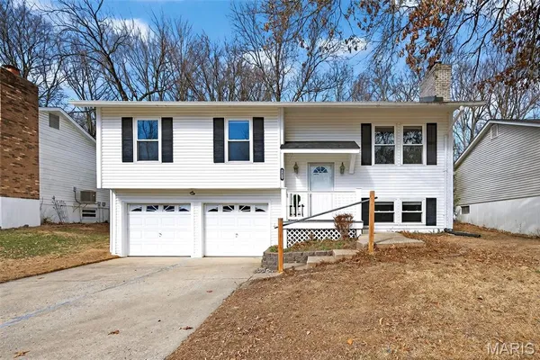 $305,000 | 11953 Meadow Run Court, Maryland Heights, MO 63043