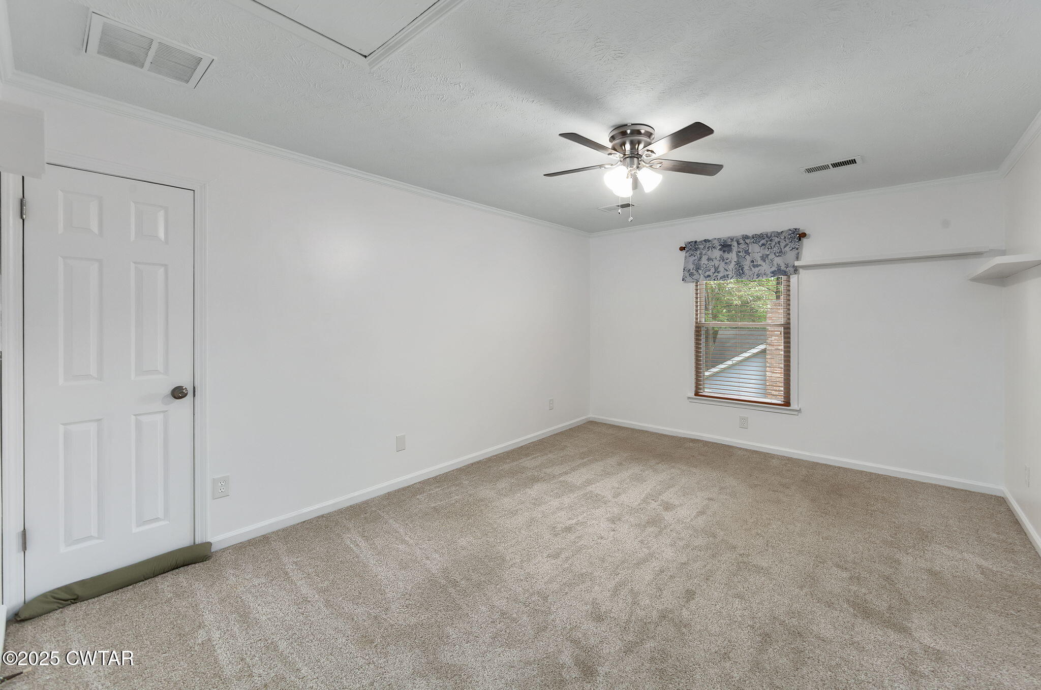 160 Plantation Road Jackson, TN 38305 - Photo 28 of 50 an empty room with windows and fan