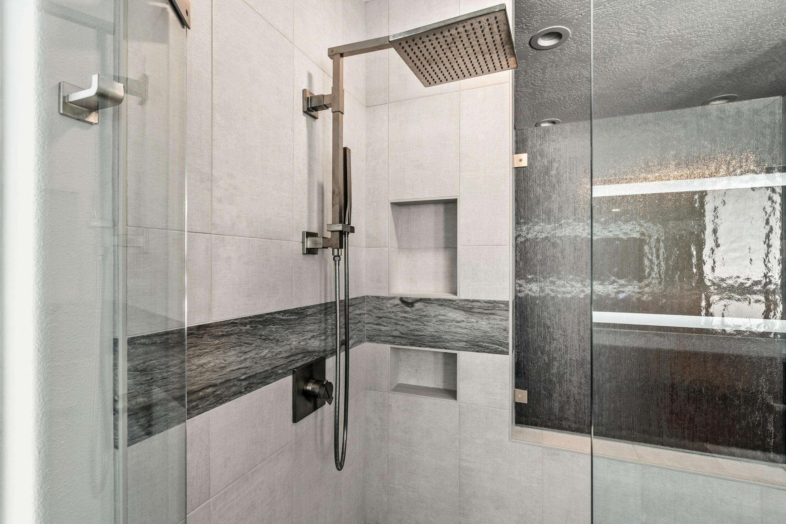209 Keystone Way Eagle Point, OR 97524 - Photo 16 of 34 Primary Bathroom
