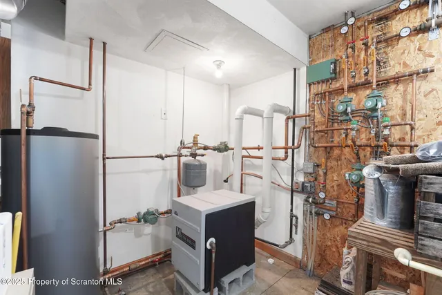 a view of livingroom with furniture