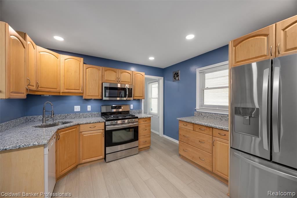 2050 Ridgemont Road Grosse Pointe Woods, MI 48236 - Photo 13 of 22