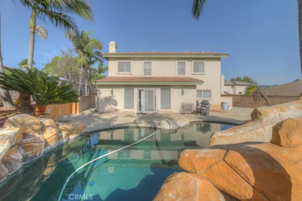 a view of a backyard