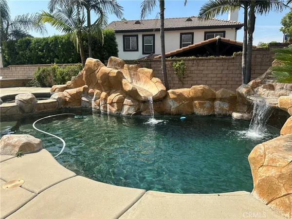 a view of a house with backyard and sitting area