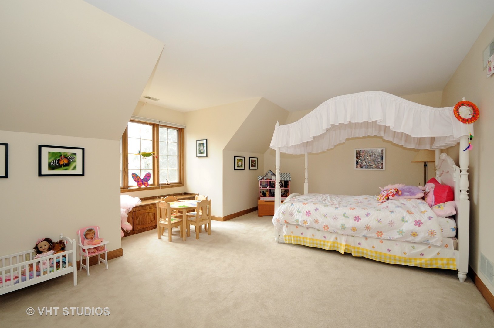 4 Bristol Road Northfield, IL 60093 - Photo 13 of 22 a bedroom with furniture and a bed