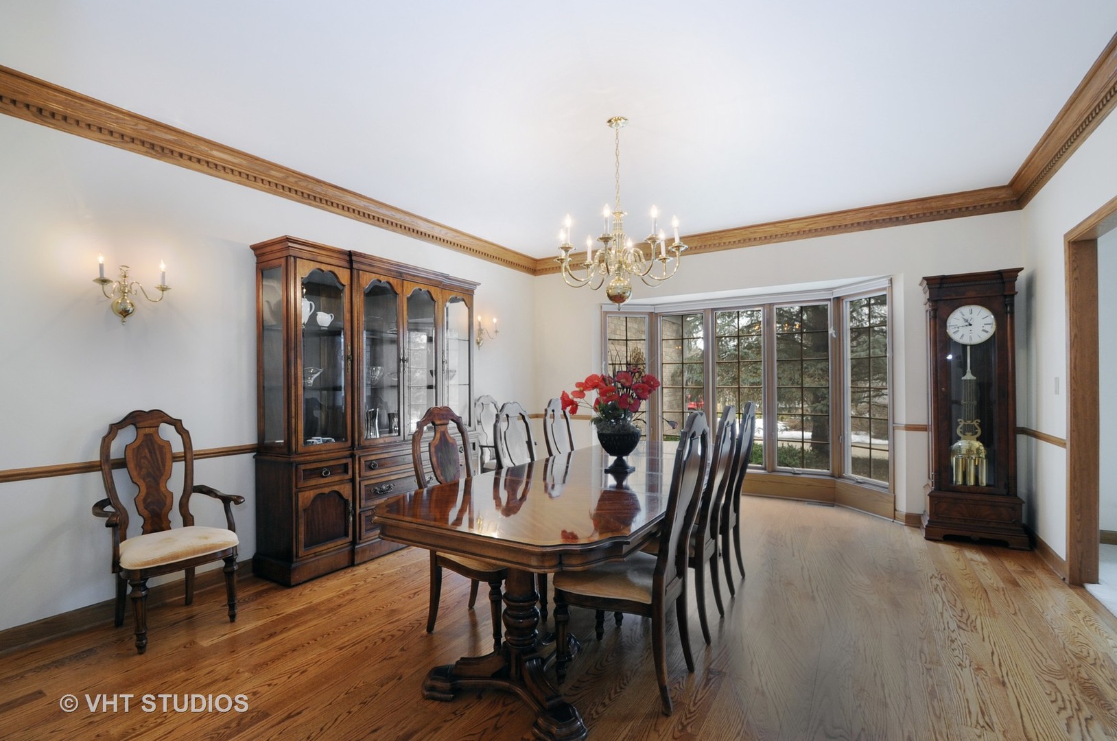 4 Bristol Road Northfield, IL 60093 - Photo 5 of 22 a view of a dining room with furniture and chandelier