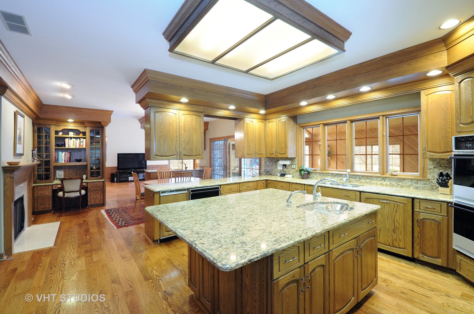 4 Bristol Road Northfield, IL 60093 - Photo 9 of 22 a kitchen with lots of counter top space