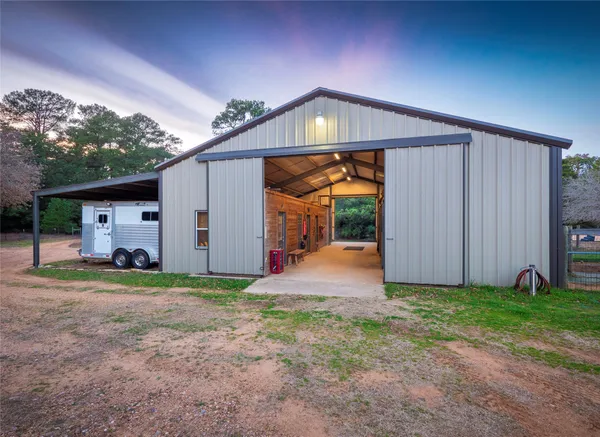 a view of a house with backyard and garden