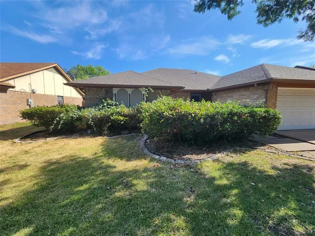 a view of a pathway with a house