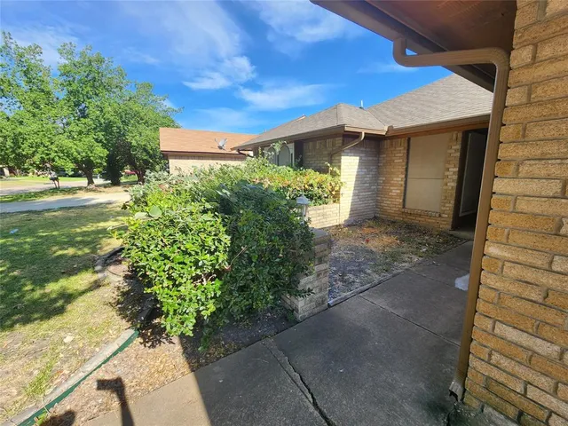 a view of a backyard