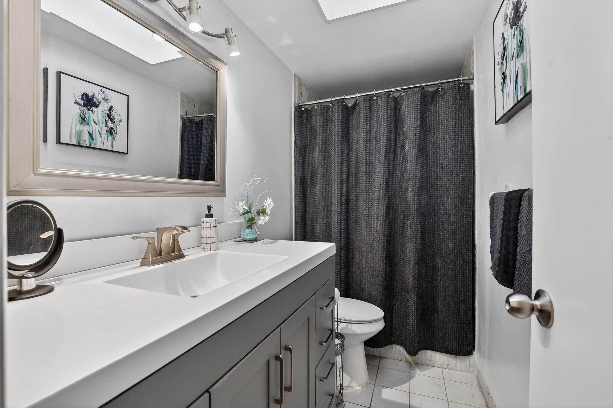 300 Northeast 20th Street, Unit 7060 Boca Raton, FL 33431 - Photo 17 of 28 Guest Bathroom