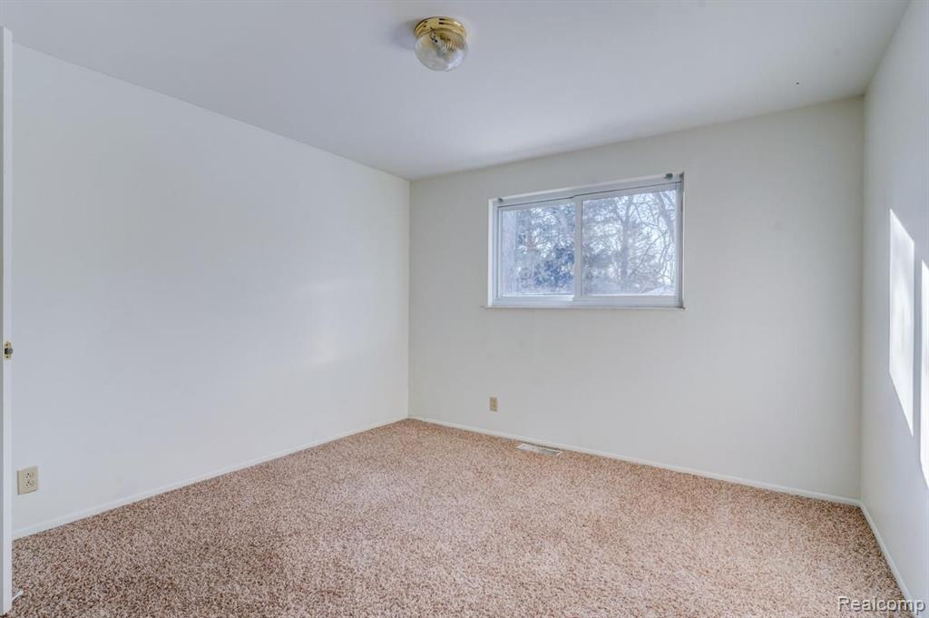 917 North Road Fenton, MI 48430 - Photo 9 of 17