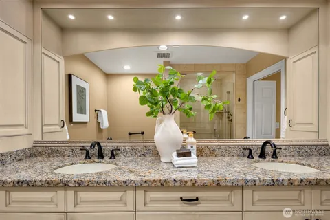 $1,550,000 | 6436 Lake Washington Boulevard Northeast, Unit 5, Kirkland, WA 98033