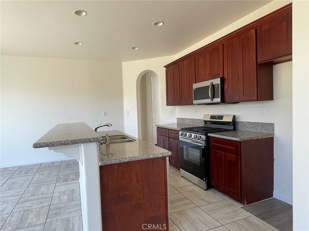 15246 Diamond Road Victorville, CA 92394 - Photo 5 of 33