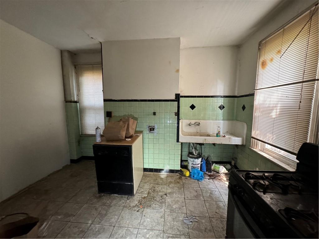 26 Alpine Avenue Pittsburgh, PA 15212 - Photo 4 of 15 a kitchen with a stove and a refrigerator