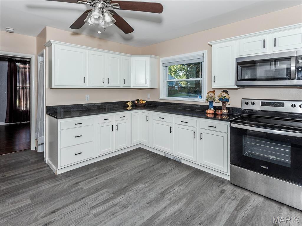 121 West Clay Street Troy, IL 62294 - Photo 3 of 32