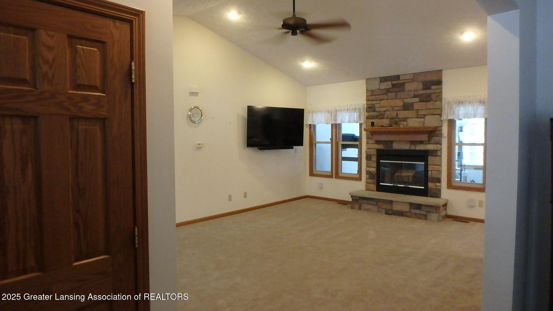 2612 South Ainger Road Charlotte, MI 48813 - Photo 10 of 39 Family Room